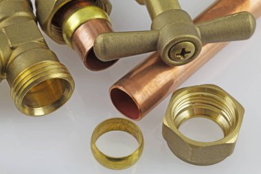 Görünümü gri bir arka plan üzerinde uygun bir sıkıştırma kadar yakın sıhhi tesisat.