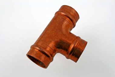 Gri bir arka plan üzerinde izole tee uydurma bir lehim uygun sıhhi tesisat