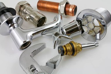 Bakır boru inşaat ayarlanabilir anahtarı, 15 mm bakır boru ve pirinç ek yerleri için hazır yeni birlikte gri bir arka plan karşı koydu