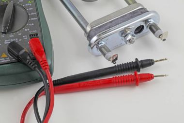 Çamaşır makinesi cihazı - ısıtıcı elementini sürekliliğini kontrol etmek için bir çok ölçeri kullanmayı bir mühendis