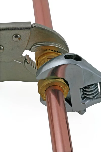 Klempner Zieht Rohrleitungen Mit Zwei Verstellbaren Schlüsseln Fest Die Einen — Stockfoto