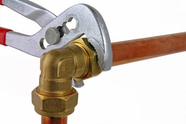 Tesisatçı 's ayarlanabilir anahtarı ayarlanabilir bir anahtar 15 mm bakır boru üzerinde beyaz bir arka plan için bir sıkıştırma dirsek kadar sıkma kadar bakır boru sıkma
