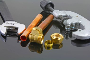 Bakır boru inşaat ayarlanabilir anahtarı, 15 mm bakır boru ve pirinç ek yerleri için hazır yeni birlikte gri bir arka plan karşı koydu