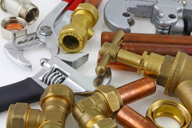 Tesisatçı 's borular ve bağlantı parçaları rasgele karışımı bakır boru ve pirinç parçaları için ideal bir Web sitesi üstbilgi arka planı olarak kullanma