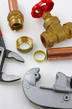 Bakır boru inşaat ayarlanabilir anahtarı, boru kesici, 15 mm bakır boru ve pirinç ek yerleri için hazır yeni birlikte gri bir arka plan karşı koydu