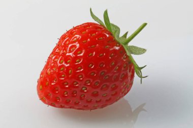 Bahçe çilek A kırmızı yansıtıcı beyaz bir arka plan üzerinde çilek