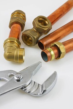Bakır boru inşaat ayarlanabilir anahtarı, 15 mm bakır boru ve pirinç ek yerleri için hazır yeni birlikte gri bir arka plan karşı koydu