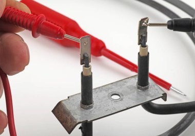 Araçlar iş Bank üzerinde-beyaz bir bankta bir cihaz ısıtıcı eleman kontrol etmek için kullanılan elektrik araçları
