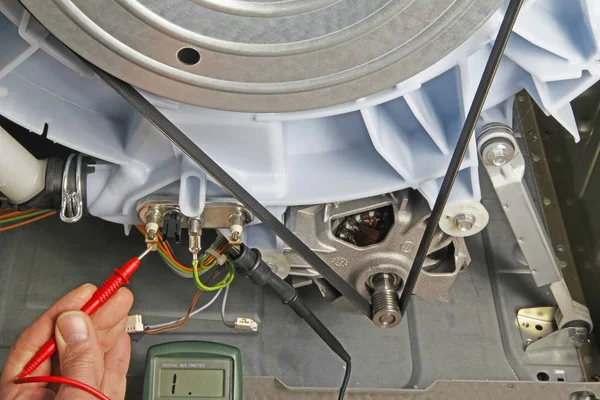 Reparación Electrodomésticos Técnico Electrodomésticos Que Sostiene Sondas Multímetro Elemento Calefactor — Foto de Stock