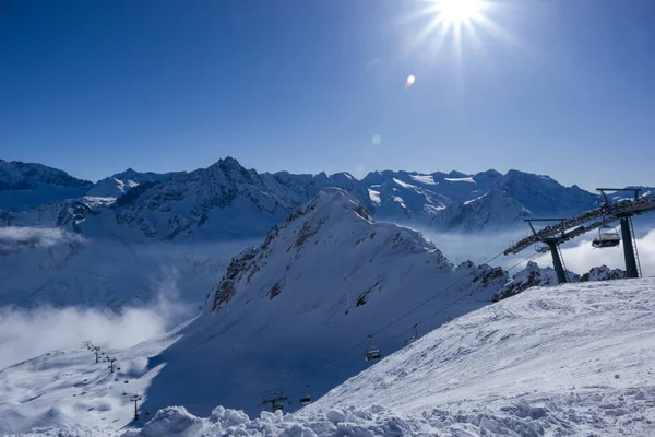 Magiska moln ovanför Passo del Tonale — Stockfoto