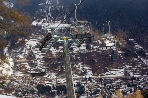 Skilift oberhalb des Dorfes — Stockfoto