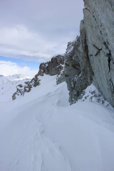 Besneeuwde rock, Passo Tonale, Italië — Stockfoto