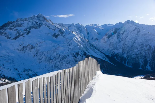 Çitin arkasında, Passo Tonale, Italya