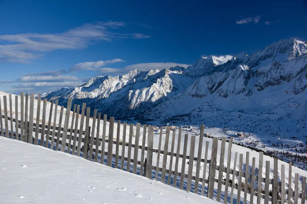 Passo Tonale arkasında ahşap çit, İtalya