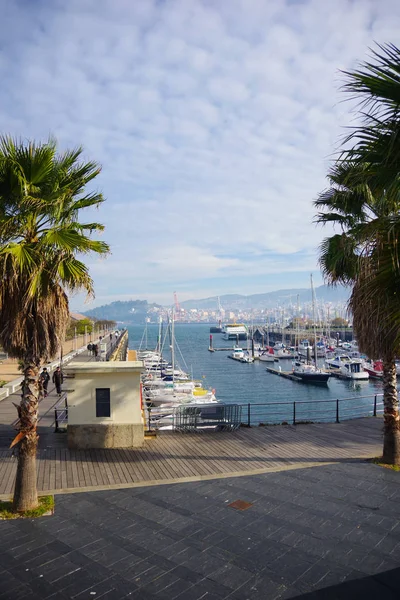 Bağlantı noktası Vigo Ria de Vigo, Atlantik Okyanusu, Vigo, Galiçya, İspanya kapıya içinde Yelkenliler
