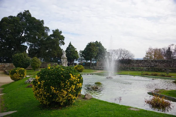 Parque cerca de ruinas del castillo de Vigo, Vigo, Galicia, España — Foto de Stock