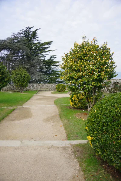 Parque cerca de ruinas del castillo de Vigo, Vigo, Galicia, España — Foto de Stock