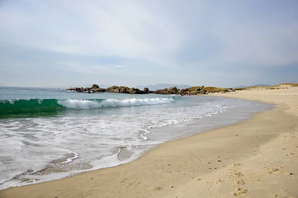Dalgalar üzerinde sandy beach Deep Vigo, Vigo, Galiçya, İspanya
