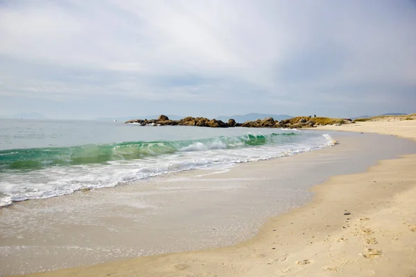 Dalgalar üzerinde sandy beach Deep Vigo, Vigo, Galiçya, İspanya