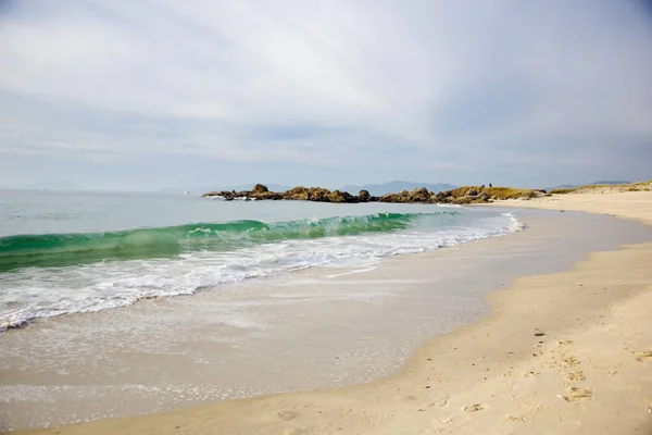 Vågor på sandy beach Samil i Vigo, Vigo, Galicien, Spanien — Stockfoto