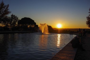 Madrid, yukarıda günbatımı görünümünden Debod Tapınağı, Madrid, İspanya