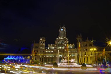 Gece acele önünde Cibeles Palace, Madrid, İspanya