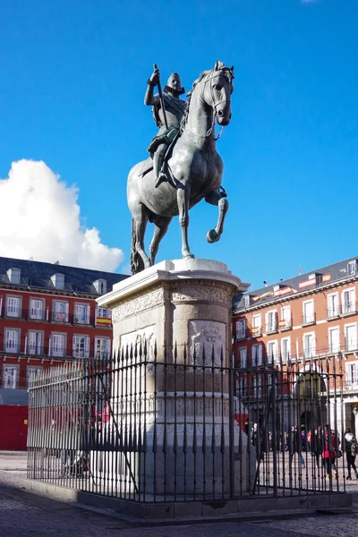 マヨール広場、マドリッド、スペイン (プラザ M の王フェリペ 3 世像 — ストック写真