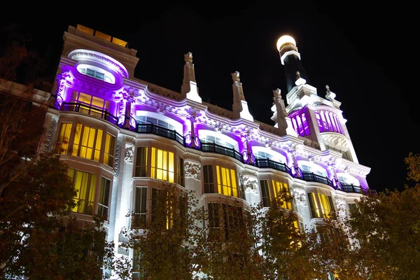Reina Victoria edifício iluminado durante chrismas, Madrid, Spa — Fotografia de Stock