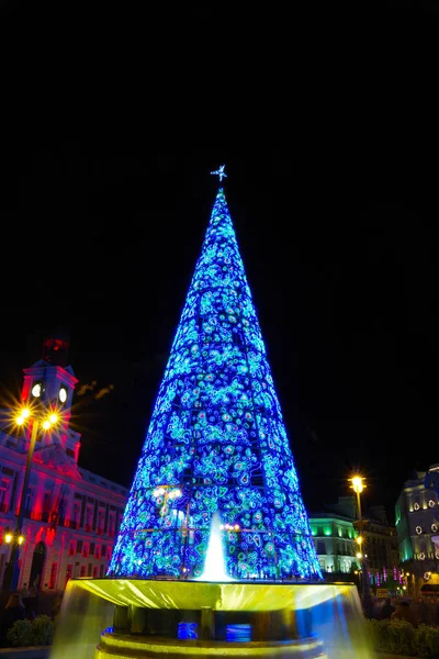 Beleuchteter Weihnachtsbaum auf der puerta del sol, madrid, spanien — Stockfoto