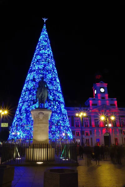 Árvore de Natal iluminada na Puerta del Sol, Madrid, Espanha — Fotografia de Stock