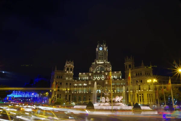 スペイン、マドリッド シベレス宮殿の前に夜ラッシュ — ストック写真