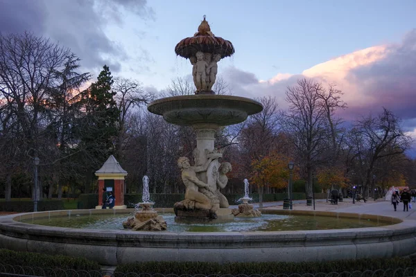 Fuente de Alcachofa en parque Retiro, Madrid, España — Foto de Stock