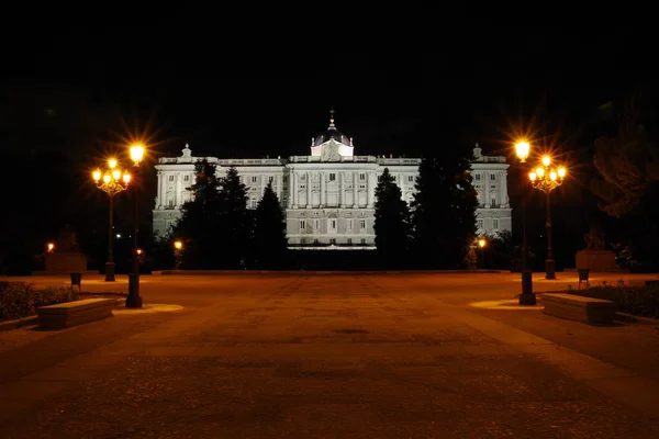 Palácio Real, vista dos jardins de Sabatini, Madrid, Espanha — Fotografia de Stock
