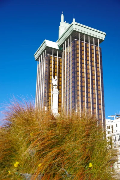 Columbus Towers, güneşli bir gün, Madrid, İspanya