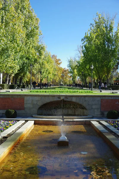 Fountain in Park Retiro, Madrid, Ispanya