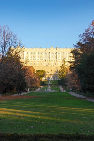 Palacio Real, vista desde Campo del Moro, Madrid, España — Foto de Stock