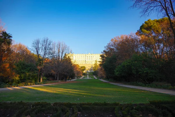 Palacio Real, vista desde Campo del Moro, Madrid, España — Foto de Stock