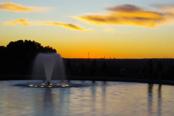 Puesta de sol sobre Madrid, vista desde el Templo de Debod, Madrid, España — Foto de Stock