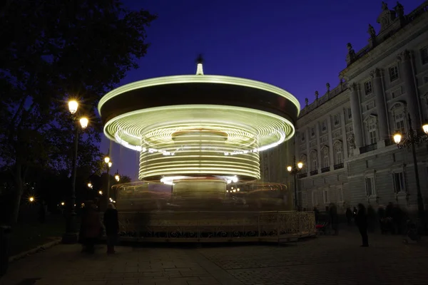 Carrossel velho em frente ao Palácio Real, Madrid, Espanha — Fotografia de Stock