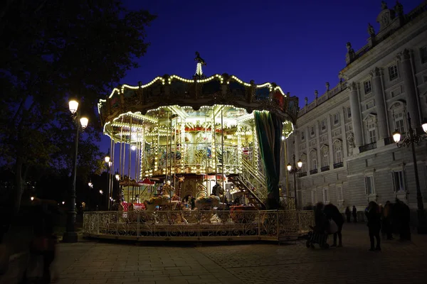 Vieux carrousel devant Palacio Real, Madrid, Espagne — Photo
