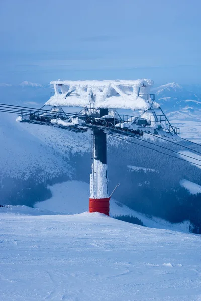 Gefrorene Seilbahn, Berglandschaft, Jasna, niedrige Tatra, Slowakei — Stockfoto