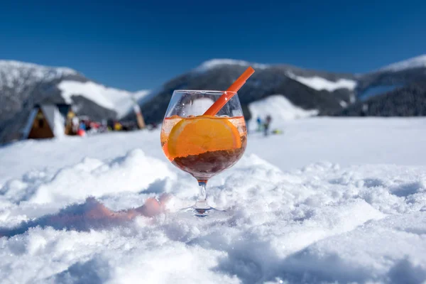 Pihenjen a sílécek, napsütéses napon a sílécek, Jasná Alacsony Tátra, Szlovákia — Stock Fotó