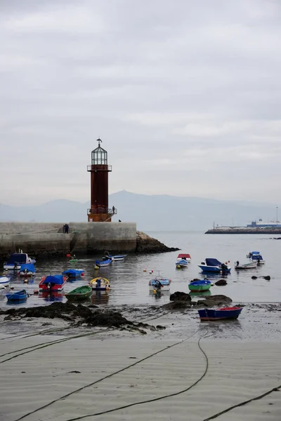 Färgglada båtar i hamnen i Vigo, Vigo, Galicien, Spanien — Stockfoto