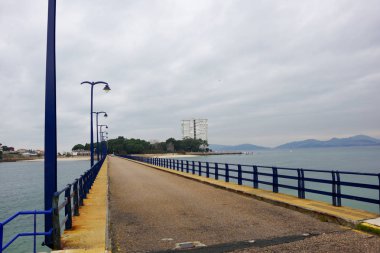 Vao beach köprüsünden Toralla Adası, Vigo, Galiçya, İspanya