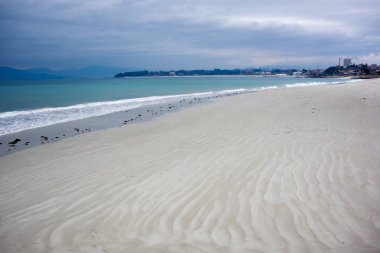 Arka planda, Vigo Deep Plajı ile Vao sahilde kum doku, 
