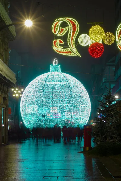 Lâmpada de Natal enorme na rua Prince, Vigo, Galiza, Espanha — Fotografia de Stock