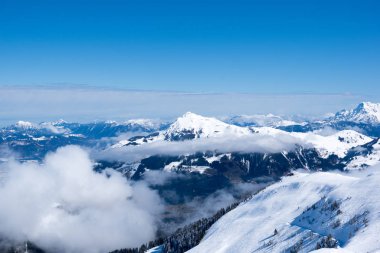 Panoramik dağ yukarıda Kitzbuhel, Avusturya Alpleri