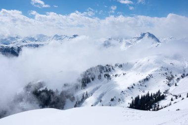 Panoramik dağ yukarıda Kitzbuhel, Avusturya Alpleri