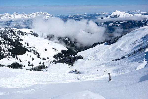 Panoramisch uitzicht op de Alpen van berg boven Kitzbuhel, Oostenrijk — Stockfoto