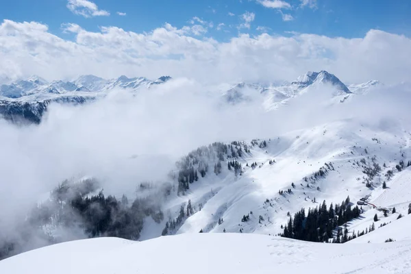Panoramisch uitzicht op de Alpen van berg boven Kitzbuhel, Oostenrijk — Stockfoto